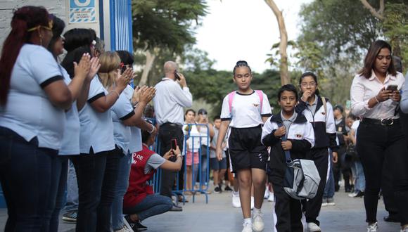 Estudiantes del Colegio José Abelardo Quiñones en Los Olivos iniciaron el año escolar 2023. (Fotos: Lenin Tadeo / @photo.gec)