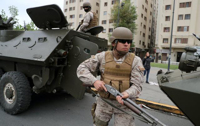 Soldados patrullan una calle de Santiago. (REUTERS / Ivan Alvarado).