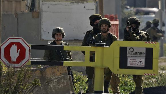 Las fuerzas de seguridad israelíes disparan gases lacrimógenos en el puesto de control de Huwara, la entrada sur de la ciudad de Naplusa, en la Cisjordania ocupada, el 26 de febrero de 2023. (Foto de JAAFAR ASHTIYEH / AFP)