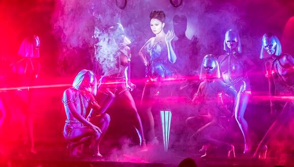 Viktoria Modesta actúa junto a otras bailarinas durante la presentación del espectáculo "Bionic Show Girl" en el cabaré Crazy Horse. (EFE)