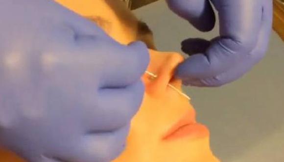 Katy Perry muestra en video como perforan su nariz
