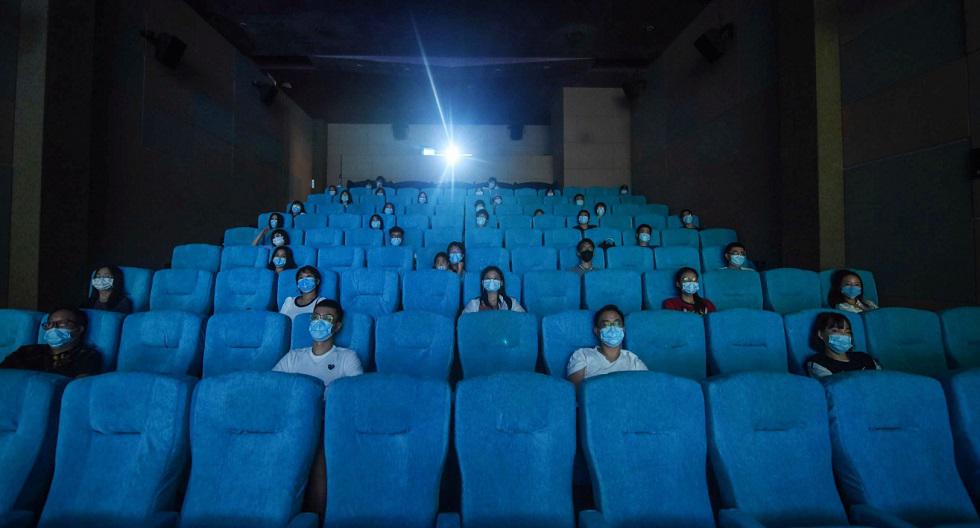 Asistentes mantienen la distancia social durante una película en un cine en Hangzhou, en la provincia oriental china de Zhejiang, el primer día que los cines reabrieron después del cierre por el coronavirus. (Foto: AFP)