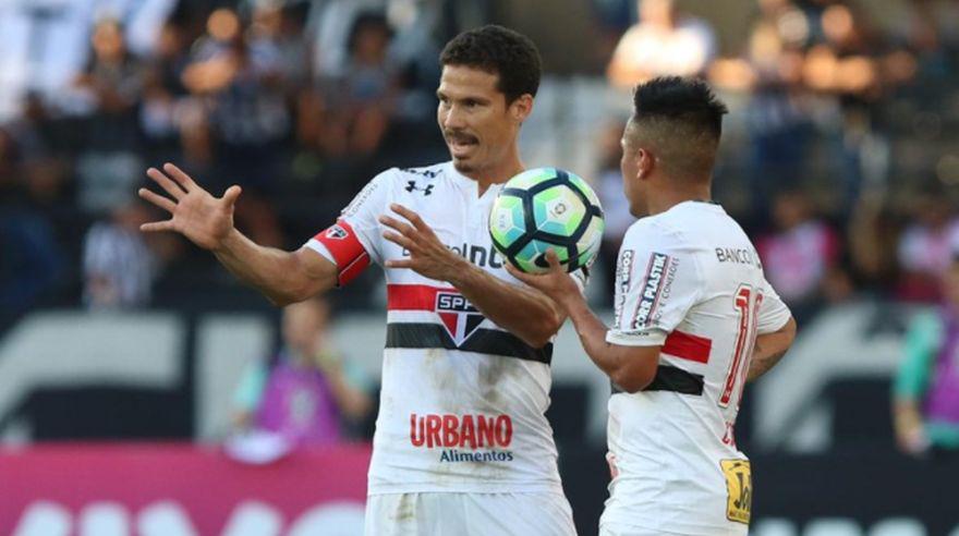 Hernanes y Cueva discuten la ejecución de un tiro libre. Ambos marcaron frente a Botafogo. (Foto: Sao Paulo)