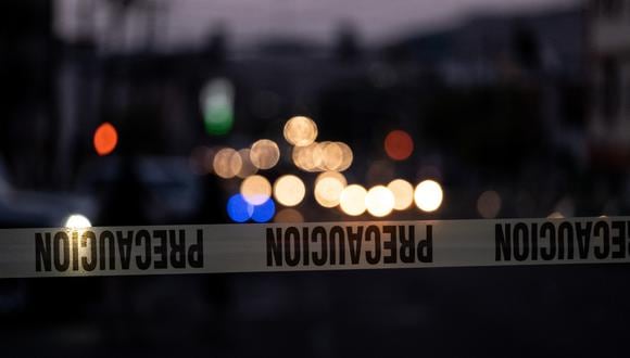 Una cinta policial marca el perímetro de la escena del crimen en el centro de Tijuana, México, el 21 de abril de 2019. (Foto: Guillermo Arias / AFP)