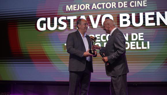 Ángel Olarte, gerente general de Cinecolor, entrega el premio a Gustavo Bueno a mejor actor de cine. (Foto: Anthony Niño de Guzmán)