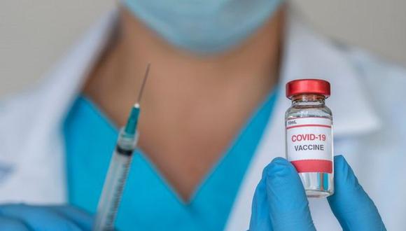 Más de 10 potenciales vacunas contra el coronavirus ya se encuentran en la Fase III de sus ensayos clínicos, la última etapa antes de la aprobación por parte de las agencias reguladoras. (GETTY IMAGES)