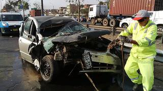 Tres heridos dejó choque de carro y camión en Panamericana Sur