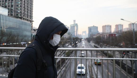 Un hombre que lleva una máscara camina sobre un paso elevado en Beijing, China, 25 de diciembre de 2023. EFE/EPA/WU HAO