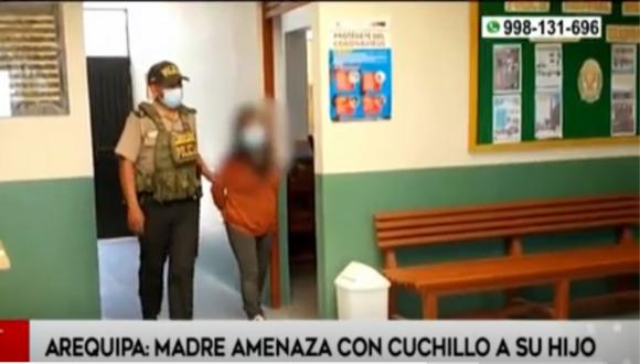 Con un cuchillo mujer amenazaba a su hijo para que su padre retome la relación amorosa. Foto: captura América Noticias