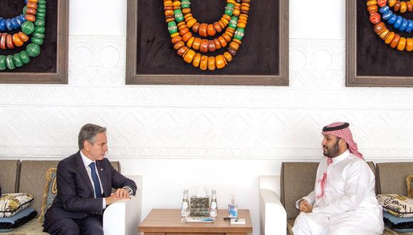 El secretario de Estado de Estados Unidos, Antony Blinken, se reúne con el príncipe heredero saudí, Mohammed bin Salman, en la capital, Riad, el 15 de octubre de 2023. (Foto de Bandar AL-JALOUD / Palacio Real Saudita / AFP)