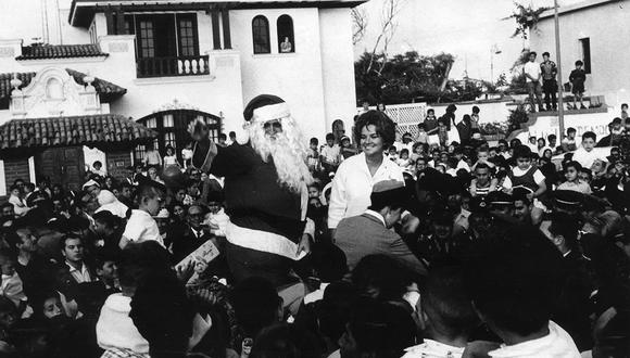 El 'Papá Noel de Panagra' llegó en helicóptero al parque Salazar de Miraflores, un 9 de diciembre de 1962. Foto: GEC Archivo Histórico