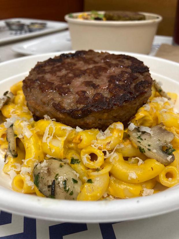 Mac and cheese with Beyond burger.  (Photo: Patricia Castañeda)