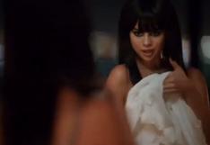 Selena Gomez y Chris Mason apasionados en video de ‘Hands To Myself’