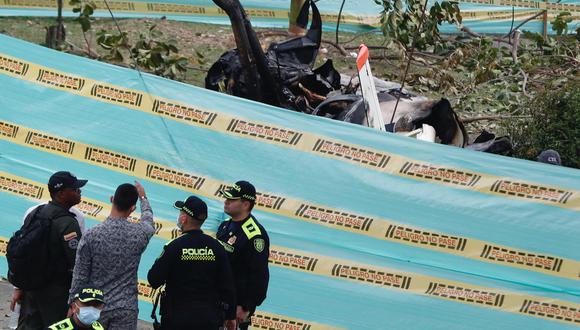 Miembros de la Policía acordonan la zona donde se accidentó hoy una aeronave perteneciente a la Fuerza Aeroespacial Colombiana (FAC), en Cali (Colombia). EFE/ Ernesto Guzmán