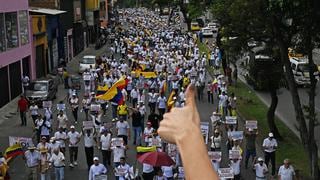 Las calles de Colombia se tiñen de blanco y tricolor para protestar contra las reformas Petro