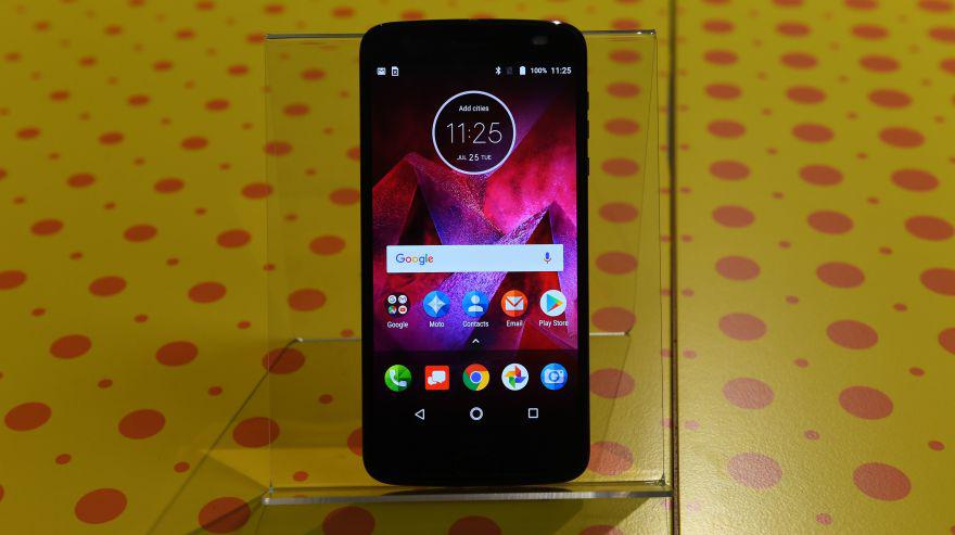 El  Moto Z2 Force Edition es el dispositivo de Motorola que busca destronar a Apple y otras marcas de teléfonos de alta gama. (Foto: AFP)