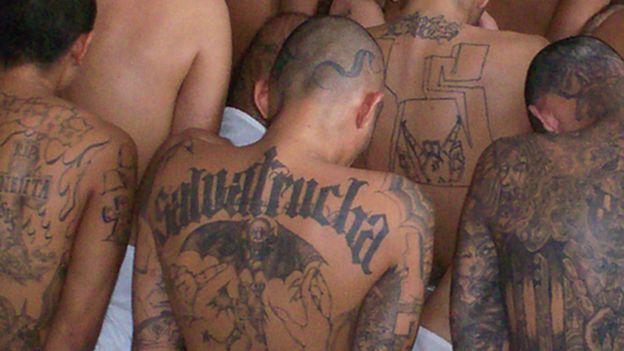 Los miembros de la Mara Salvatrucha a menudo se tatúan el nombre de la pandilla y símbolos de su identidad. (Foto: Getty Images, vía BBC Mundo). 
