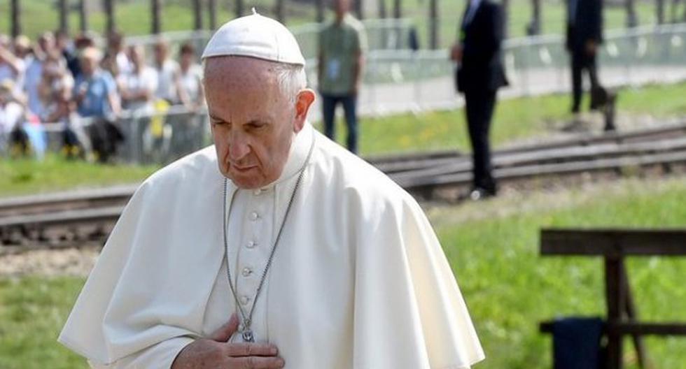 El papa Francisco escribió en el libro de Honor tras visita al campo de exterminio nazi de Auschwitz: \"Señor, ten piedad de tu pueblo. Perdón por la crueldad\". (Foto: EFE)