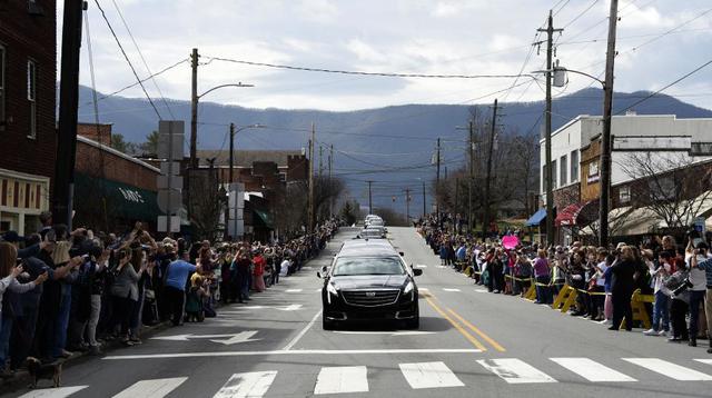 El cuerpo del evangelista de renombre mundial Billy Graham fue llevado a su ciudad natal de Charlotte, Carolina del Norte, como parte de una procesión que atrajo a multitudes de simpatizantes. (Foto: EFE)