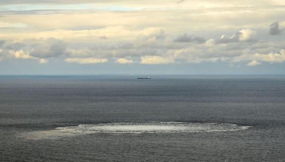 Una de las cuatro fugas de gas en uno de los gasoductos dañados de Nord Stream en el Mar Báltico. (Foto de Handout / DANISH DEFENSE / AFP)
