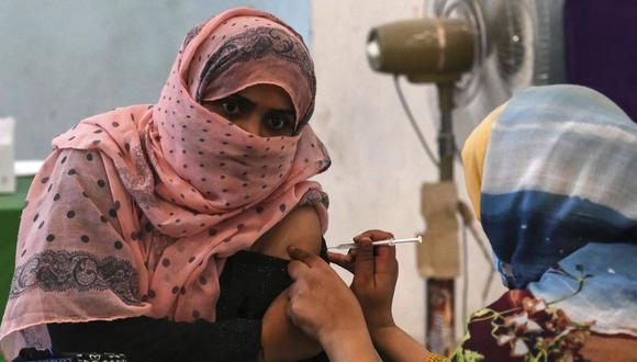 Una mujer recibe una dosis de la vacuna Sinovac del coronavirus Covid-19 en un centro de vacunación en Lahore, Pakistán, el 3 de junio de 2021 (Foto de Arif ALI / AFP).