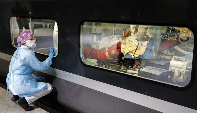 Los trenes de alta velocidad medicalizados, utilizados en Francia para evacuar a enfermos el COVID-19 hacia regiones menos afectadas, son herederos directos de los trenes sanitarios inventados a finales del siglo XIX. (Thomas SAMSON /AFP).