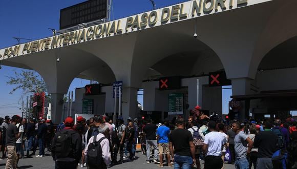 Migrantes llegan al Puente Internacional Paso del Norte en Ciudad Juárez, en el estado de Chihuahua, México, el 10 de abril de 2023. (Foto de Luis Torres / EFE)