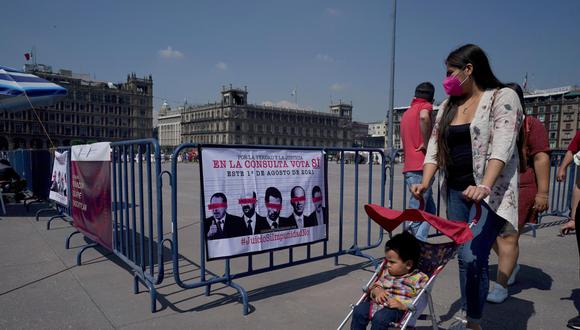 El referéndum, del cual se anunciará un conteo rápido en la noche, apunta hacia Carlos Salinas, Ernesto Zedillo, Vicente Fox, Felipe Calderón y Enrique Peña Nieto. (Foto: Fernando Llano / AP)