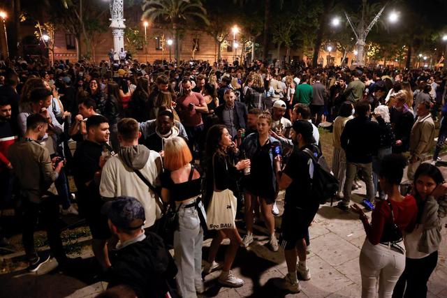 Imagen del Passeig Lluis Companys de Barcelona donde cientos de personas se concentran tras el fin del estado de alarma. (EFE/Quique García).