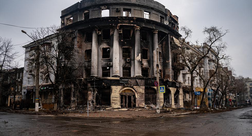 Esta fotografía tomada el 27 de febrero de 2023 muestra un edificio dañado y quemado mientras continúan los sonidos de los bombardeos en Bakhmut, en medio de la invasión rusa de Ucrania. (Foto de DIMITAR DILKOFF / AFP).
