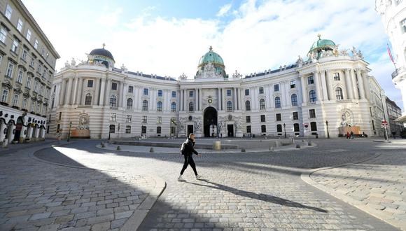 La Michaelerplatz, una de las plazas más famosas de Viena, permanece vacía el 17 de noviembre de 2020, en medio del segundo cierre para limitar la propagación de la nueva pandemia de coronavirus COVID-19. (Foto de HELMUT FOHRINGER / APA / AFP).