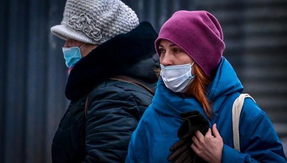 Una mujer camina en una calle de Moscú, el 9 de febrero de 2021. (Yuri KADOBNOV / AFP)