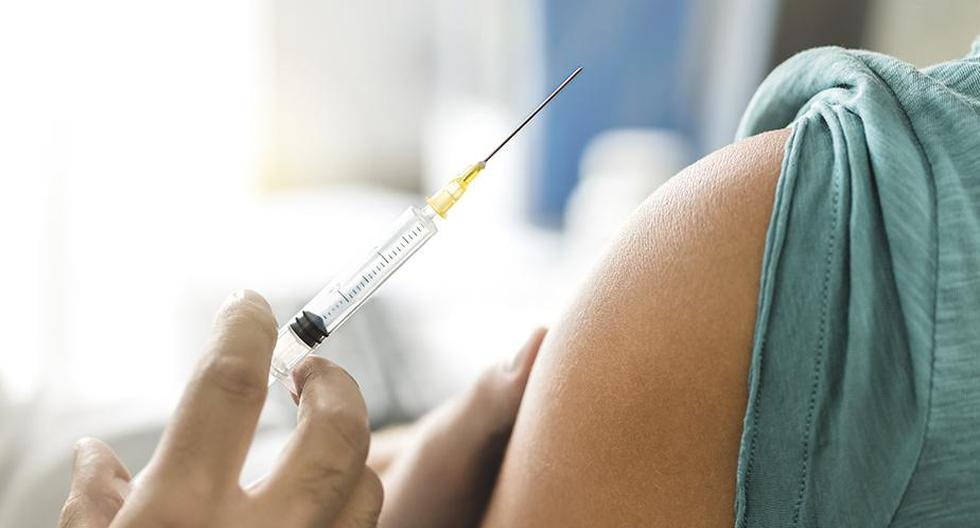 Especialista aclara si las personas pueden contagiarse de COVID-19 luego de vacunarse. (Foto: iStock)