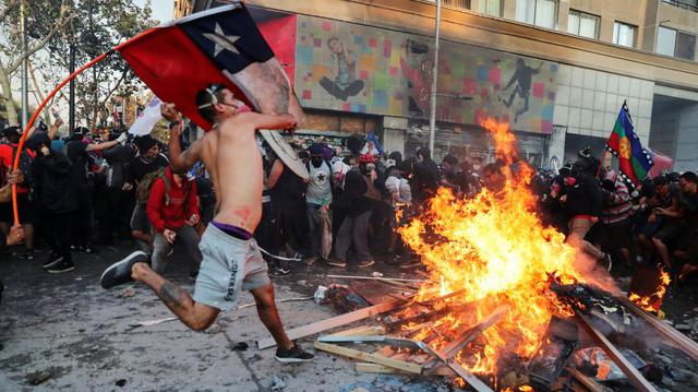 Violencia y huelga general agitan Chile con masivas movilizaciones. (Foto: Reuters).