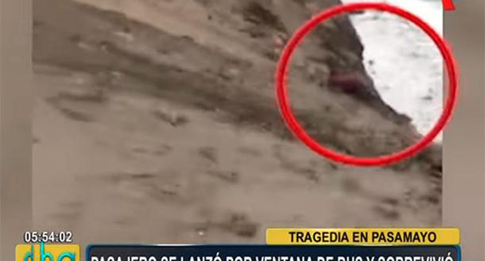 Pasamayo. Momento exacto en que joven salvó su vida tras saltar de bus que cayó a abismo en Curva del Diablo. (Foto: Panamericana TV)