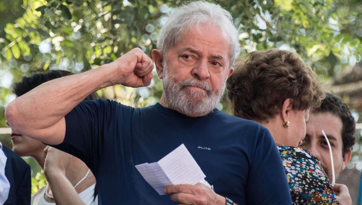 En esta foto de archivo tomada el 7 de abril de 2018, el ex presidente brasileño (2003-2011) Luiz Inácio Lula da Silva hace un gesto después de asistir a una misa católica en memoria de su difunta esposa Marisa Leticia, en el edificio del sindicato de trabajadores metalúrgicos en Sao Bernardo do Campo, en el área metropolitana de Sao Paulo, Brasil. (Foto: AFP).