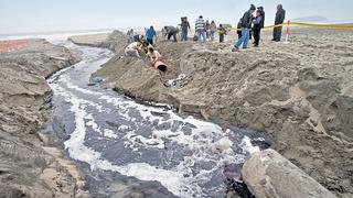 Protestan contra Sedapal por contaminar playa Arica con desagüe
