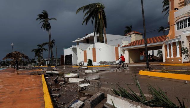Caminos secundarios cerrados por árboles caídos, algunas inundaciones, daños en casas y distintas estructuras, y cortes de luz y agua constituyen el saldo que deja el huracán Willa en Sinaloa, México. (Reuters).