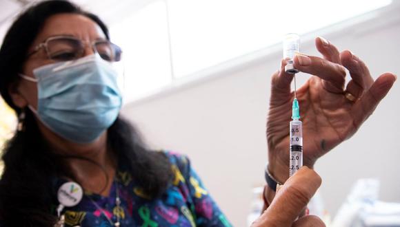 Una enfermera prepara una vacuna del laboratorio chino Sinovac en un centro de Salud, en Santiago (Chile). (EFE/ Alberto Valdés).