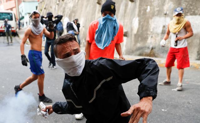 Venezuela: vecinos de Mecedores y Puerta Caracas protestan contra Nicolás Maduro tras sublevación militar. (Reuters).