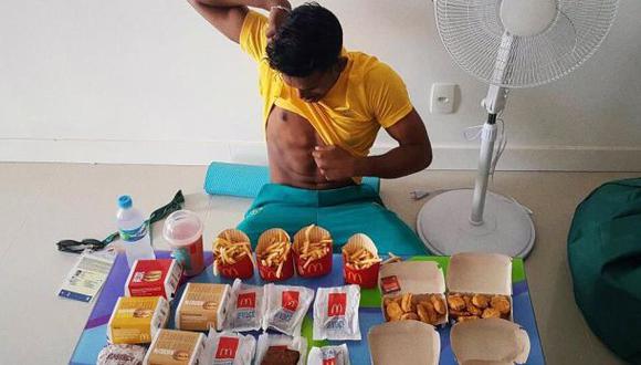 Deportista se despide de Río con un banquete de comida chatarra