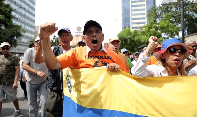 "Vamos a la calle a reencontrarnos juntos ejerciendo mayoría, exigiendo por la mayor reivindicación: Venezuela. Nuestra libertad siendo ejercida en la calle, el estar juntos unificando nuestras luchas e insistir hasta lograrlo, es la gran victoria de hoy", indicó Guaidó este sábado en su cuenta de Twitter. (REUTERS/Fausto Torrealba).