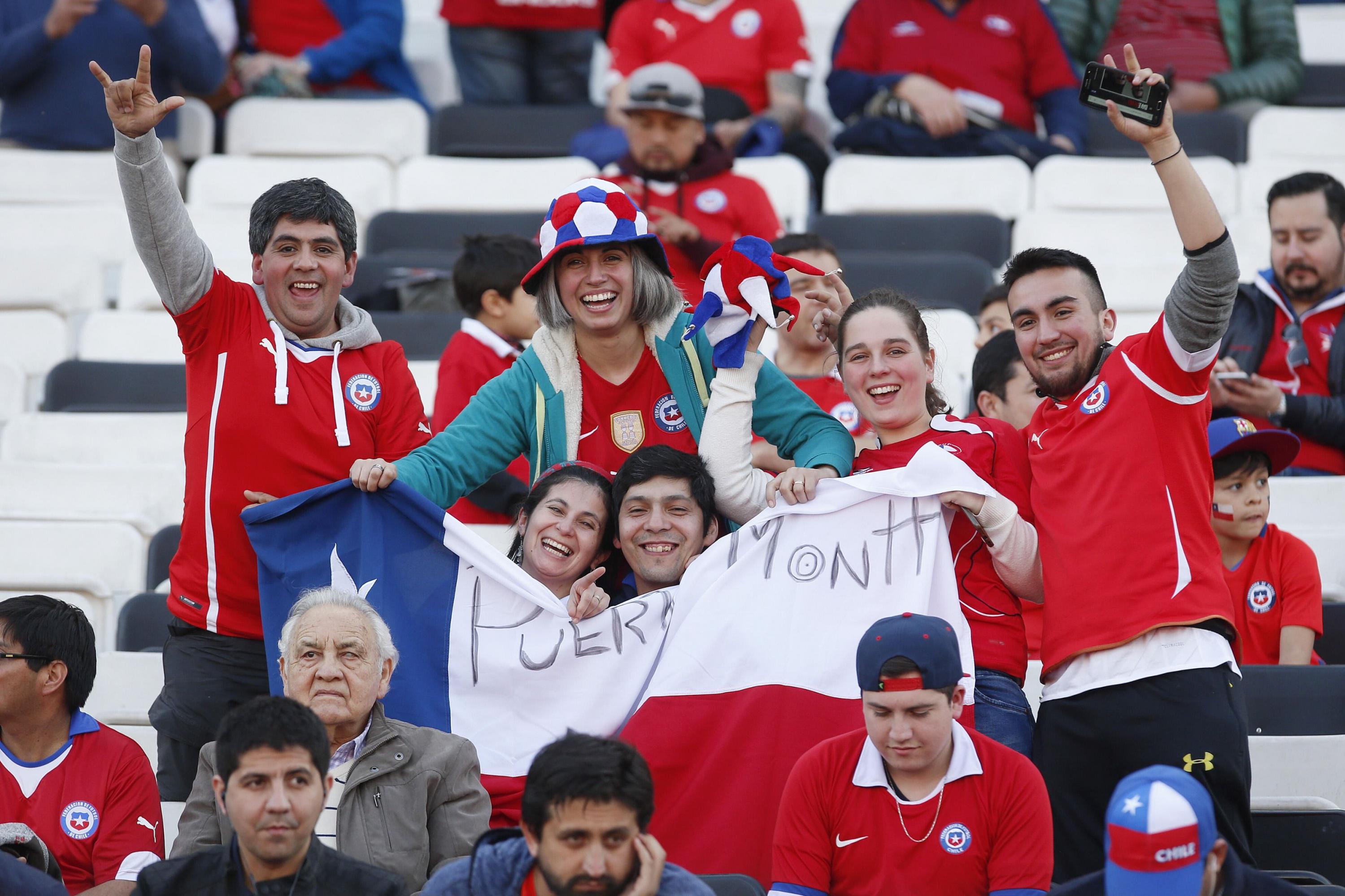 Con mucho entusiasmo, los hinchas chilenos esperaron el inicio del encuentro. (Foto: Agencias)