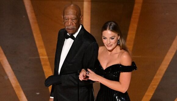 Oscar 2023: ¿por qué Morgan Freeman utilizó un guante en la mano izquierda durante la gala? (Foto: Patrick T. Fallon / AFP)