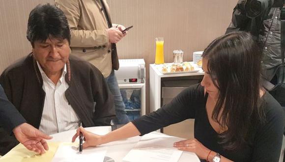 Evo Morales en el momento de firmar su solicitud de refugio, minutos después de llegar a Argentina. (Foto: EPA, via BBC Mundo)