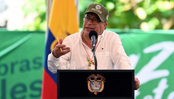 El presidente de Colombia, Gustavo Petro, habla durante una reunión de cultivadores de cultivos ilícitos. (Foto por JOAQUIN SARMIENTO / AFP)