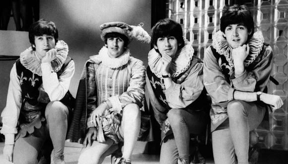De izquierda a derecha, Los Beatles John Lennon, Ringo Starr, George Harrison y Paul McCartney posan durante el ensayo de "Sueño de una noche de verano" de en 1964 en Londres, Reino Unido. Foto: Archivo de AFP.