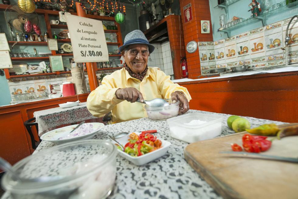 Pedro Solari fue una eminencia de la gastronomía peruana. Era toda una ceremonia verlo preparar su cebiche de lenguado. (Foto: Víctor Idrogo/Archivo El Comercio)