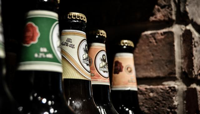La etiqueta de una cerveza colombiana se ha vuelto viral en Facebook porque incorpora una divertida advertencia. (Pixabay)