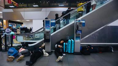 Así pasaron la noche pasajeros en el aeropuerto Jorge Chávez | FOTOS